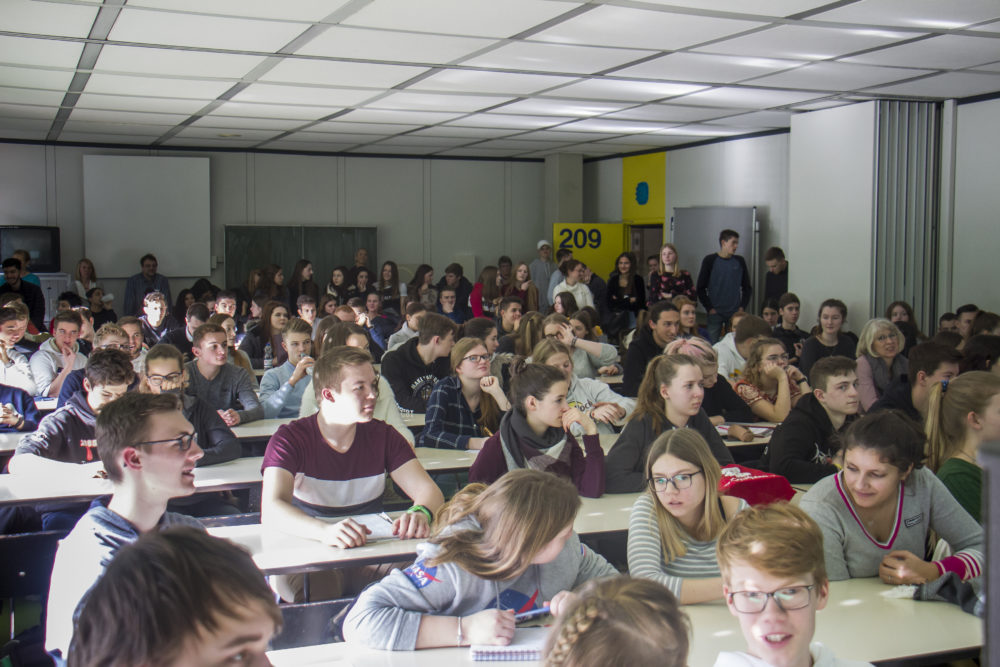 Schülerschaft des Gymnasiums Hohenlimburg zum Kooperationsstart mit der VDW