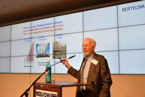 Ernst Ulrich von Weizsaecker hält eine Rede zum Thema 50 Jahre Grenzen des Wachstums beim gleichnamigen VDW Symposium 2023